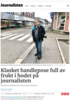 Klasket handlepose full av frukt i hodet på journalisten